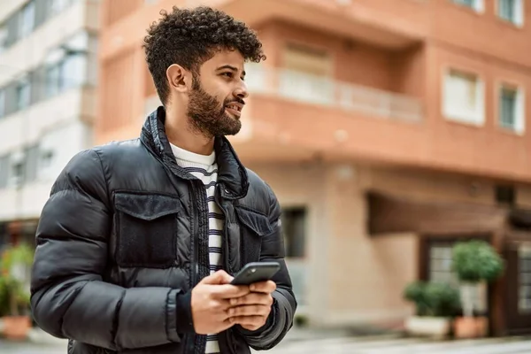 Jonge Arabier Man Met Behulp Van Smartphone Outdoor Stad — Stockfoto