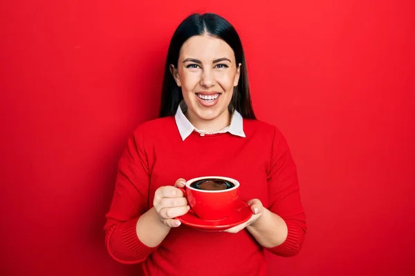 Jovem Hispânica Bebendo Uma Xícara Café Sorrindo Com Sorriso Feliz — Fotografia de Stock