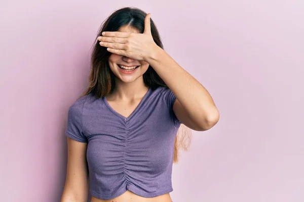 Mujer Joven Caucásica Vistiendo Ropa Casual Sonriendo Riendo Con Mano — Foto de Stock