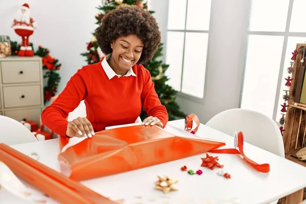 Jovem Afro Americana Sorrindo Confiante Embalagem Presente Natal Casa — Fotografia de Stock