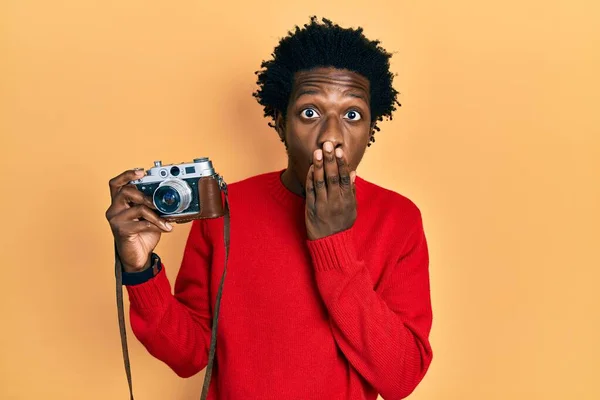 Ung Afrikansk Amerikansk Man Håller Vintage Kamera Täcker Munnen Med — Stockfoto