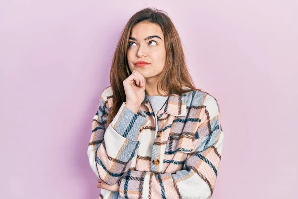 Chica Caucásica Joven Con Ropa Casual Con Mano Barbilla Pensando — Foto de Stock