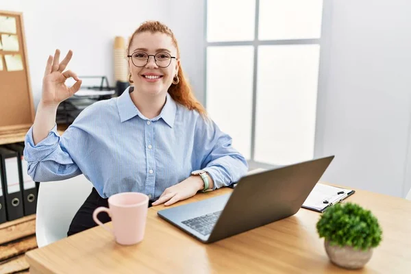 Jonge Roodharige Vrouw Werkt Kantoor Met Behulp Van Computer Laptop — Stockfoto