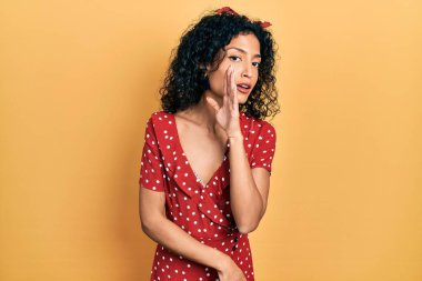 Yazlık elbiseler giyen, el ele tutuşan, gizli dedikodular anlatan, kötü niyetli konuşmalar fısıldayan genç Latin kız. 