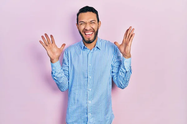 Homem Hispânico Com Barba Vestindo Camisa Azul Casual Celebrando Louco — Fotografia de Stock