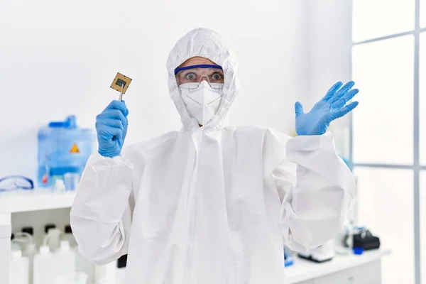 Young Blonde Woman Holding Cpu Computer Processor Laboratory Celebrating Victory — Stock Photo, Image