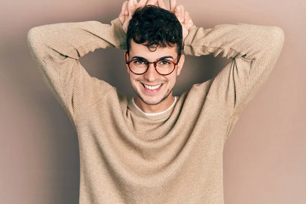 Genç Spanyol Bir Adam Günlük Kıyafetler Gözlük Takıyor Komik Çılgın — Stok fotoğraf