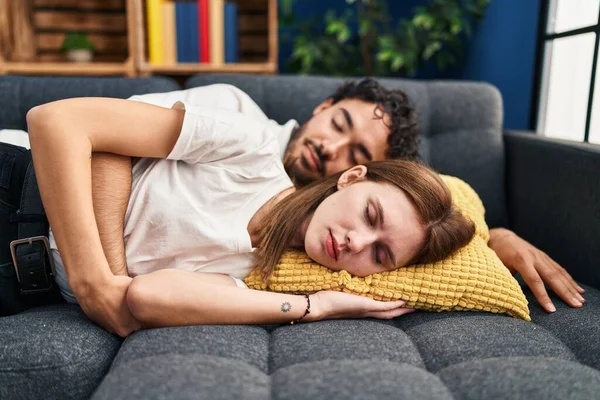 男人和女人躺在沙发上睡在家里 — 图库照片