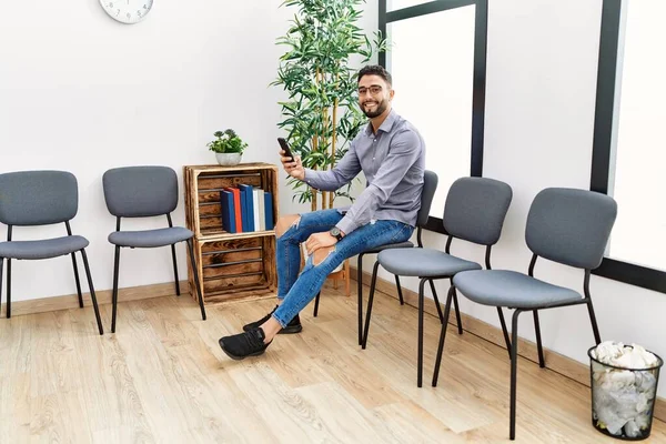 Ung Arabisk Man Med Smartphone Sitter Stol Väntrummet — Stockfoto