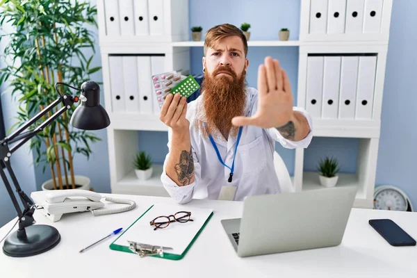 Roodharige Man Met Lange Baard Doktersuniform Die Pillen Vasthoudt Met — Stockfoto