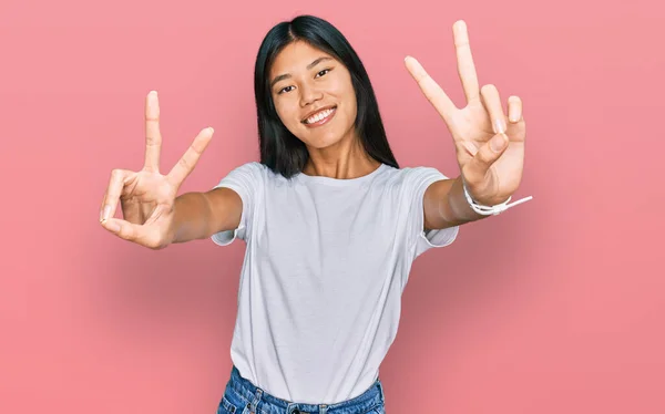 Krásná Mladá Asiatka Neformální Bílé Tričko Úsměvem Vyplazeným Jazykem Ukazující — Stock fotografie