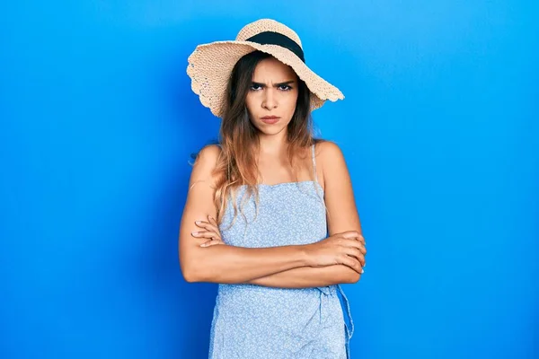 Junge Hispanische Mädchen Mit Sommerhut Skeptisch Und Nervös Missbilligenden Gesichtsausdruck — Stockfoto