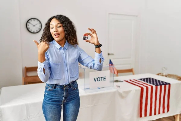 Hermosa Mujer Hispana Pie Campaña Política Mediante Votación Sonriendo Con — Foto de Stock