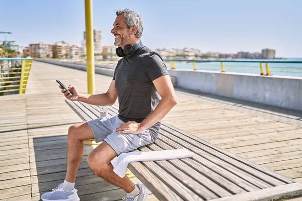 Hombre Hispano Mediana Edad Usando Ropa Deportiva Usando Teléfono Inteligente — Foto de Stock