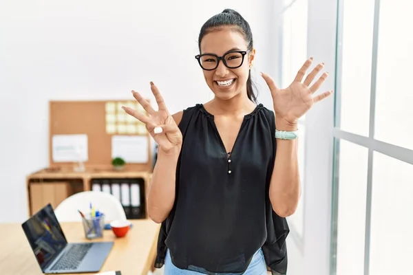 Ofiste Çalışan Latin Kökenli Genç Bir Kadını Sekiz Numaralı Parmaklarını — Stok fotoğraf