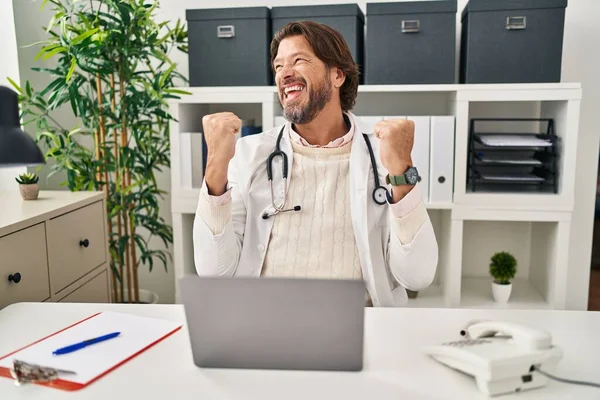 Hombre Guapo Médico Mediana Edad Que Trabaja Clínica Celebrando Sorprendido —  Fotos de Stock