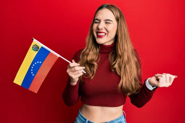 Mladá Blondýnka Drží Venezuelskou Vlajku Křičí Hrdě Slaví Vítězství Úspěch — Stock fotografie