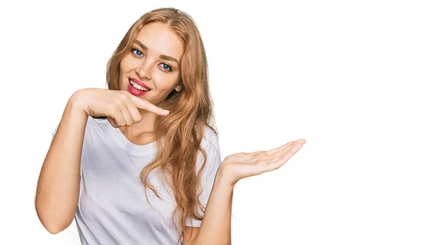 Joven Chica Caucásica Vistiendo Casual Camiseta Blanca Sorprendida Sonriendo Cámara — Foto de Stock