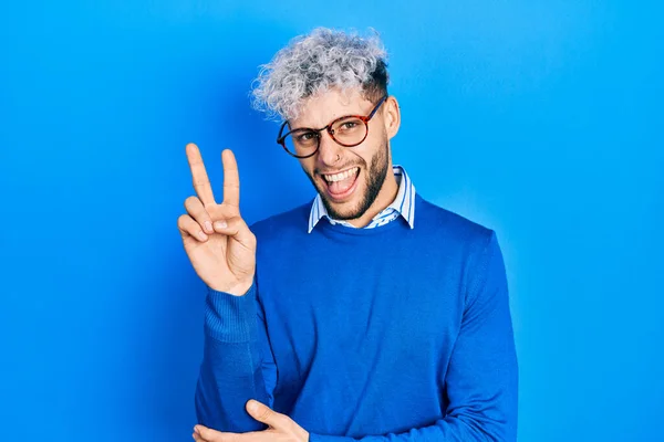 Joven Hombre Hispano Con Pelo Teñido Moderno Usando Suéter Gafas —  Fotos de Stock