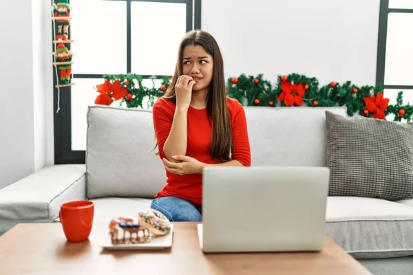 Mulher Morena Jovem Usando Laptop Sentado Sofá Natal Olhando Estressado — Fotografia de Stock