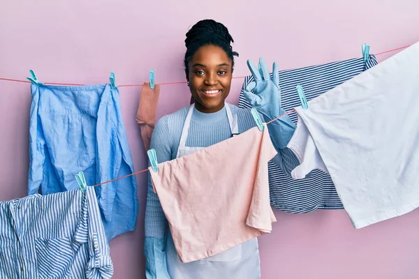 Mujer Afroamericana Con Pelo Trenzado Lavando Ropa Tendedero Sonriendo Positiva —  Fotos de Stock