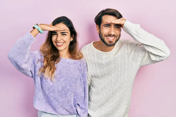 Joven Pareja Hispana Vistiendo Ropa Casual Muy Feliz Sonriente Mirando —  Fotos de Stock