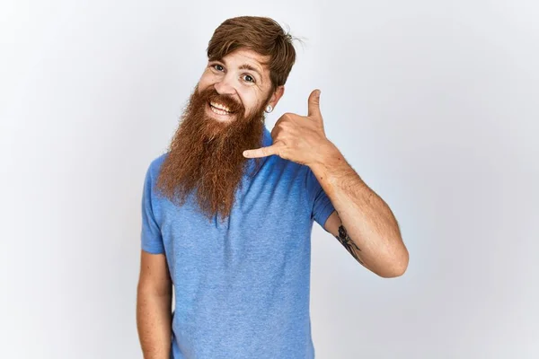 Homem Caucasiano Com Urso Longo Sobre Fundo Isolado Sorrindo Fazendo — Fotografia de Stock