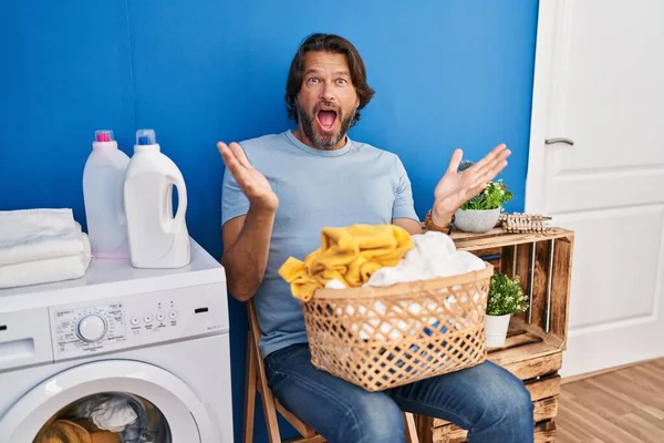 Bonito Homem Meia Idade Esperando Lavanderia Comemorando Louco Espantado Pelo — Fotografia de Stock