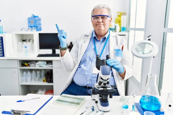 Homme Caucasien Senior Travaillant Laboratoire Scientifique Avec Grand Sourire Sur — Photo