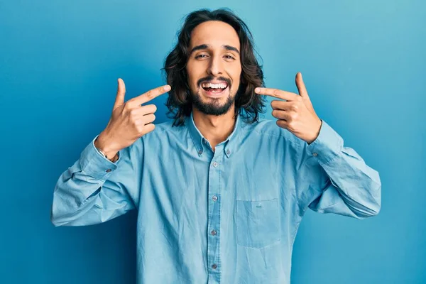 Young Hispanic Man Wearing Casual Clothes Smiling Cheerful Showing Pointing — Stock Photo, Image