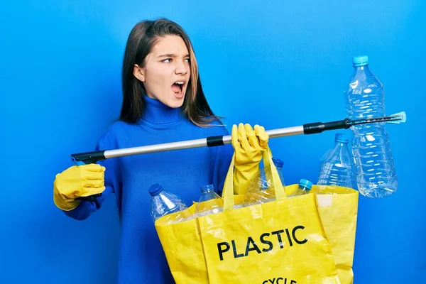 Jovem Morena Segurando Saco Reciclagem Com Garrafas Plástico Catador Zangado — Fotografia de Stock