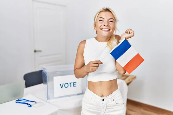 Jovem Caucasiana Eleição Campanha Política Segurando Bandeira França Gritando Orgulhoso — Fotografia de Stock