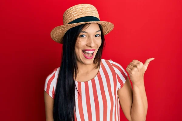 Young Latin Woman Wearing Summer Hat Pointing Thumb Side Smiling — Stock Photo, Image