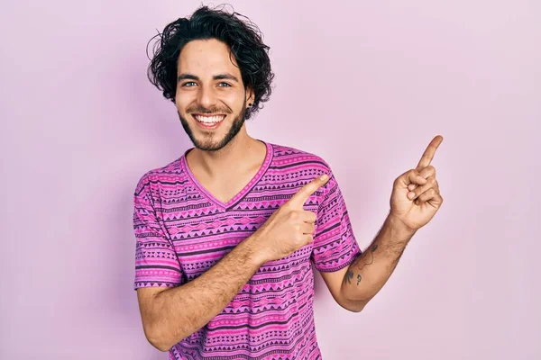 Bonito Homem Hispânico Vestindo Camiseta Rosa Casual Sorrindo Olhando Para — Fotografia de Stock