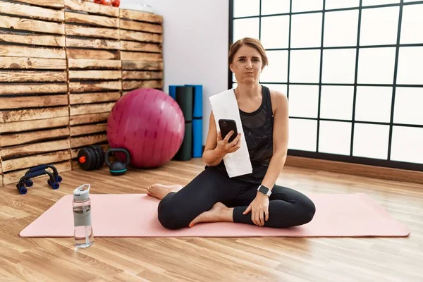 Donna Mezza Età Seduta Materassino Allenamento Palestra Usando Uno Smartphone — Foto Stock