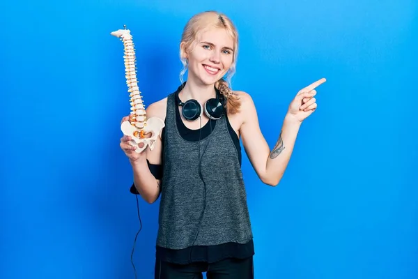 Vacker Kaukasiska Sport Kvinna Med Blont Hår Håller Anatomisk Modell — Stockfoto