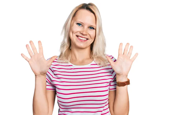 Молодая Белая Женщина Повседневной Одежде Показывает Показывает Пальцами Номер Десять — стоковое фото
