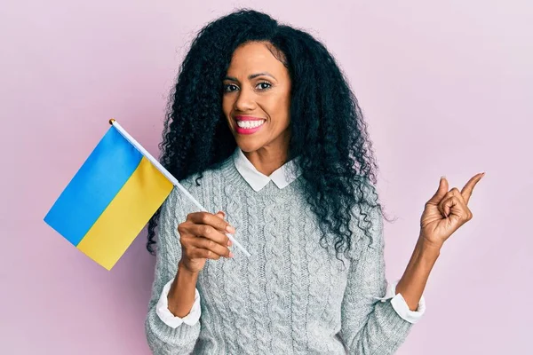 Middelbare Leeftijd Afrikaanse Amerikaanse Vrouw Met Ukraine Vlag Lachend Gelukkig — Stockfoto