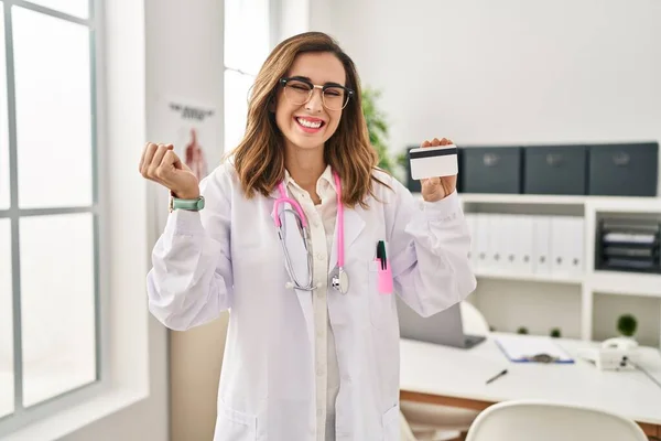 Νεαρή Γιατρός Γυναίκα Κρατώντας Πιστωτική Κάρτα Στην Κλινική Ουρλιάζοντας Υπερήφανη — Φωτογραφία Αρχείου