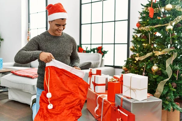 Joven Hombre Hispano Poniendo Regalos Suelo Por Árbol Navidad Casa — Foto de Stock