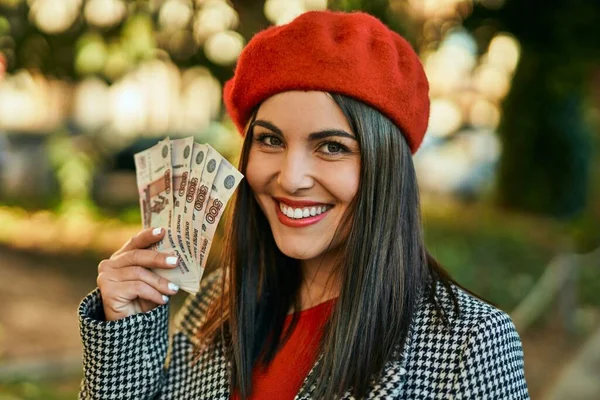Wanita Hispanik Muda Tersenyum Bahagia Memegang Uang Kertas Rubel Rusia — Stok Foto