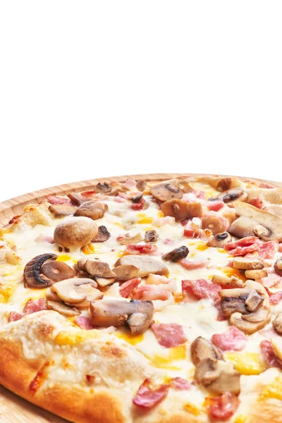 Placa Madeira Pizza Carbonara Italiana Sobre Fundo Isolado Branco — Fotografia de Stock
