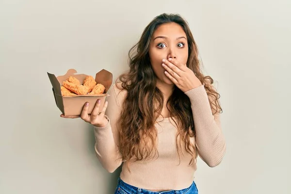 Junges Hispanisches Mädchen Das Hühnerflügel Isst Den Mund Mit Der — Stockfoto