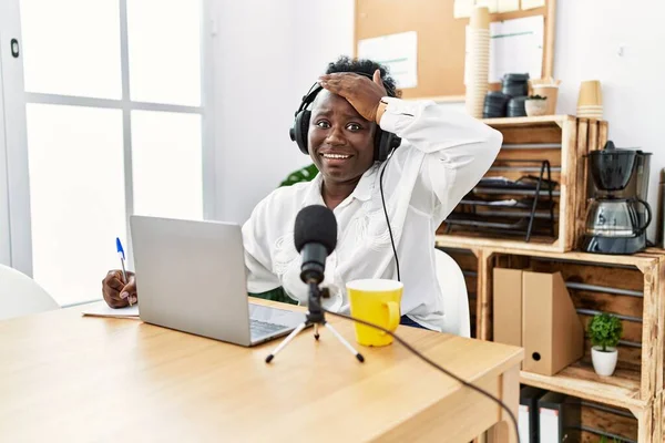 Молодая Африканская Женщина Работающая Радио Студия Напряжена Разочарована Рукой Голову — стоковое фото
