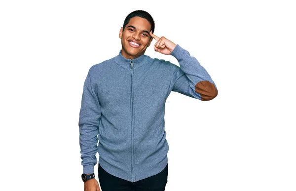 Junger Gutaussehender Hispanischer Mann Lässigem Sweatshirt Lächelnd Und Mit Einem — Stockfoto