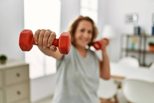 Medioevo Donna Caucasica Sorridente Formazione Fiducioso Utilizzando Manubri Casa — Foto Stock