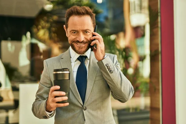 Orta Yaşlı Işadamı Akıllı Telefondan Konuşuyor Şehirde Kahve Içiyor — Stok fotoğraf