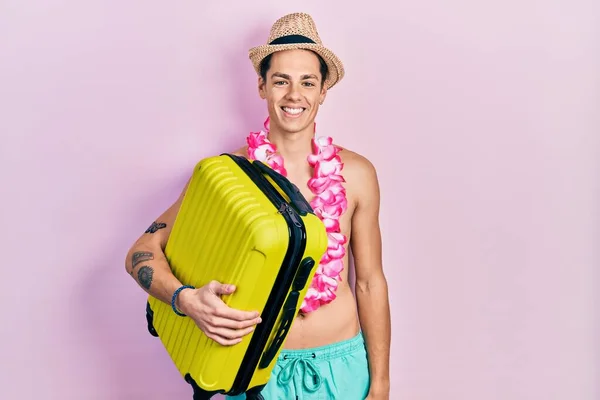 Joven Hombre Hispano Con Sombrero Verano Bolsa Cabina Con Aspecto — Foto de Stock