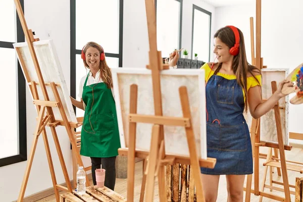 母亲和女儿在艺术工作室听音乐和画画 — 图库照片