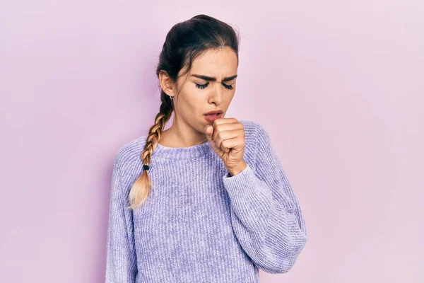 Günlük Kıyafetler Giyen Genç Spanyol Kız Kendini Iyi Hissetmiyor Soğuk — Stok fotoğraf